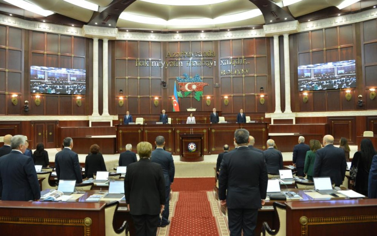 Deputatlar tətilə getdi